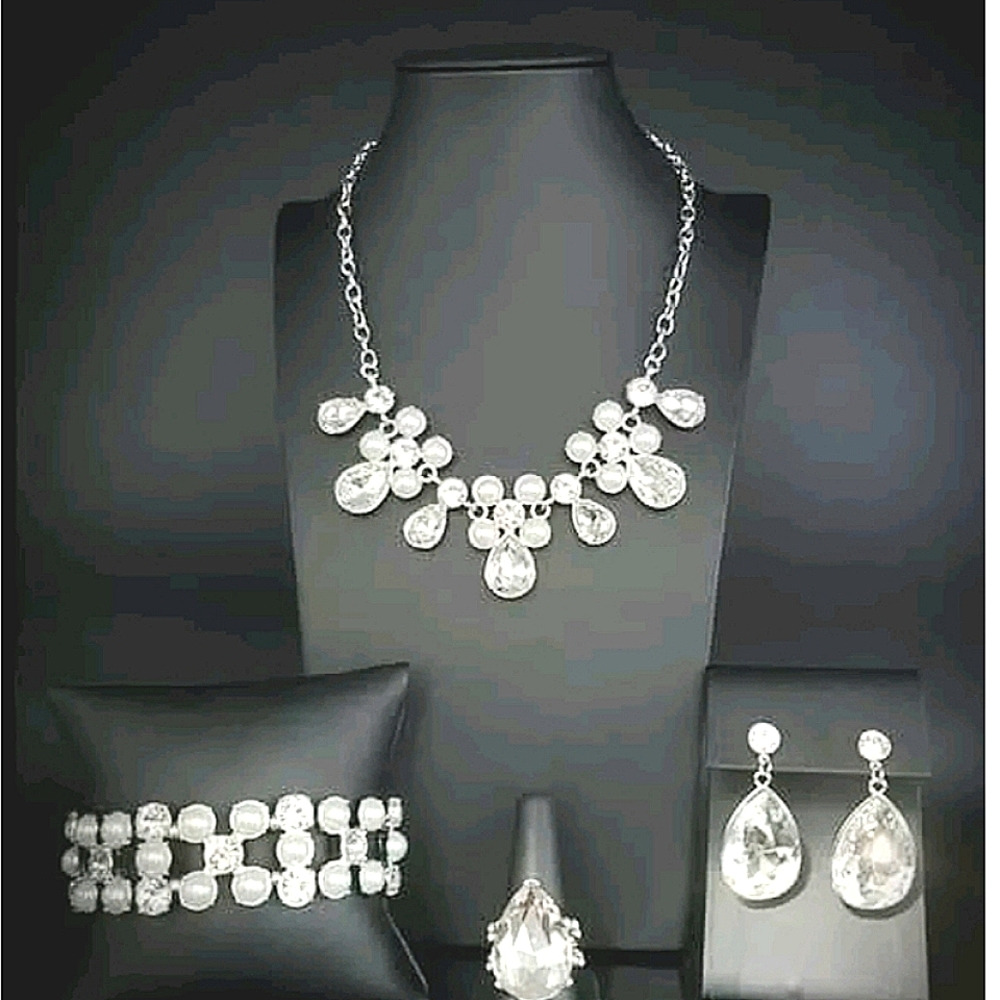 "Fiercely Fifth Av" Women's 5 Piece Rhinestone Glamour Set.